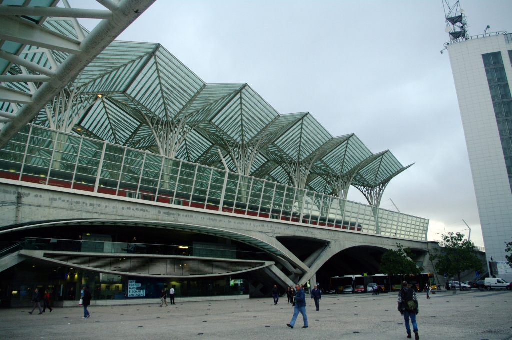 Здание вокзала Ориенте. Паруса, купола парашютов или кроны
