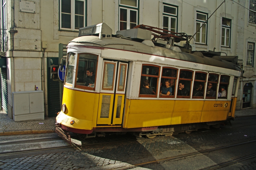 Знаменитый лиссабонский трамвай.
