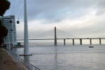 Фрагмент одного из двух лиссабонских мостов через реку Тежу -