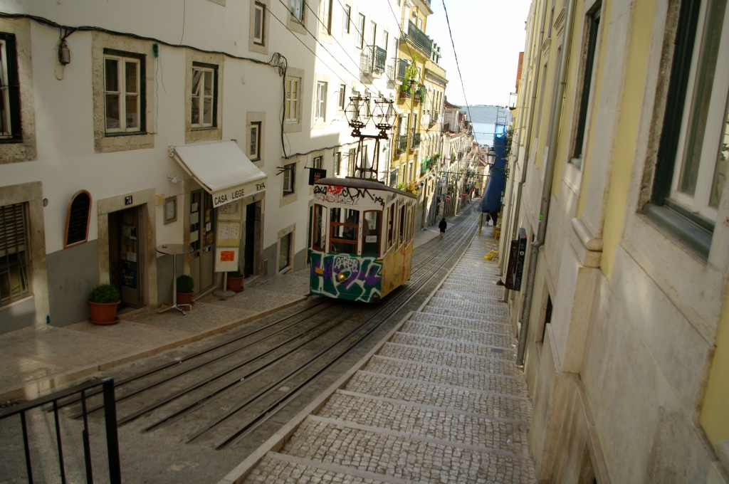 Трамвай-фуникулер в Лиссабоне. Перепад высот.