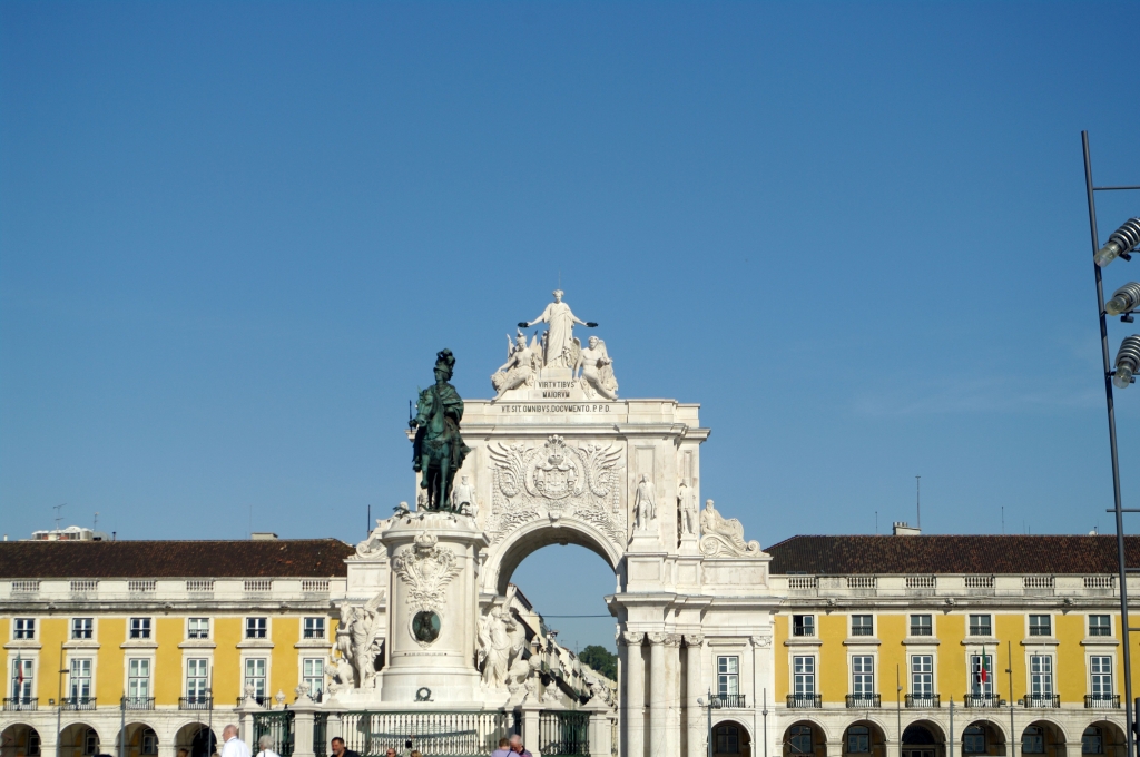 Площадь Коммерции в Лиссабоне. Памятник Жозе I на