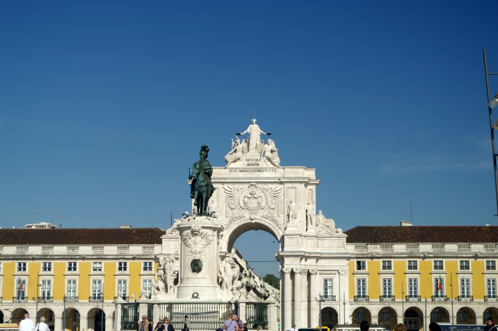 Пвмятник Жозе I и Триумфальная арка на площади