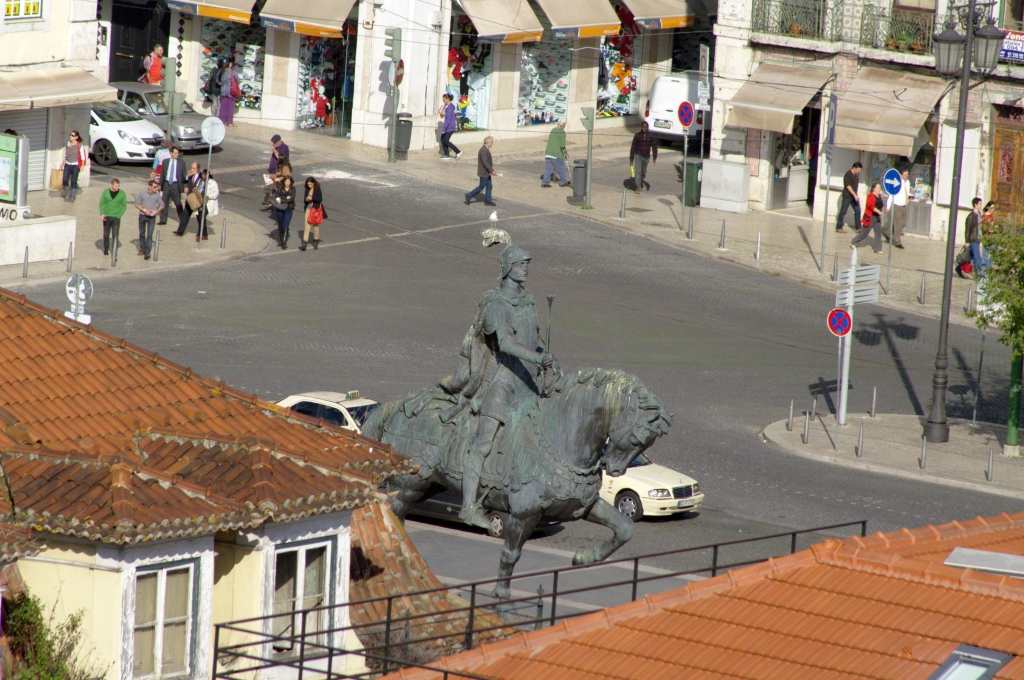 Король Жуан I, разгуливающий по лиссабонским крышам.