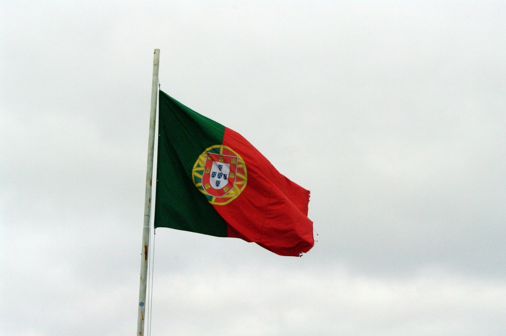 Флаг Португалии на стене Замка Святого Георгия в