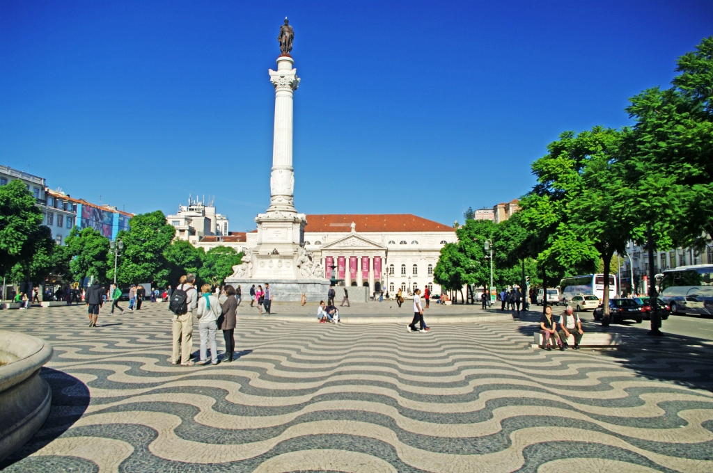 Популярная "волна" из плитки на площади Росиу.